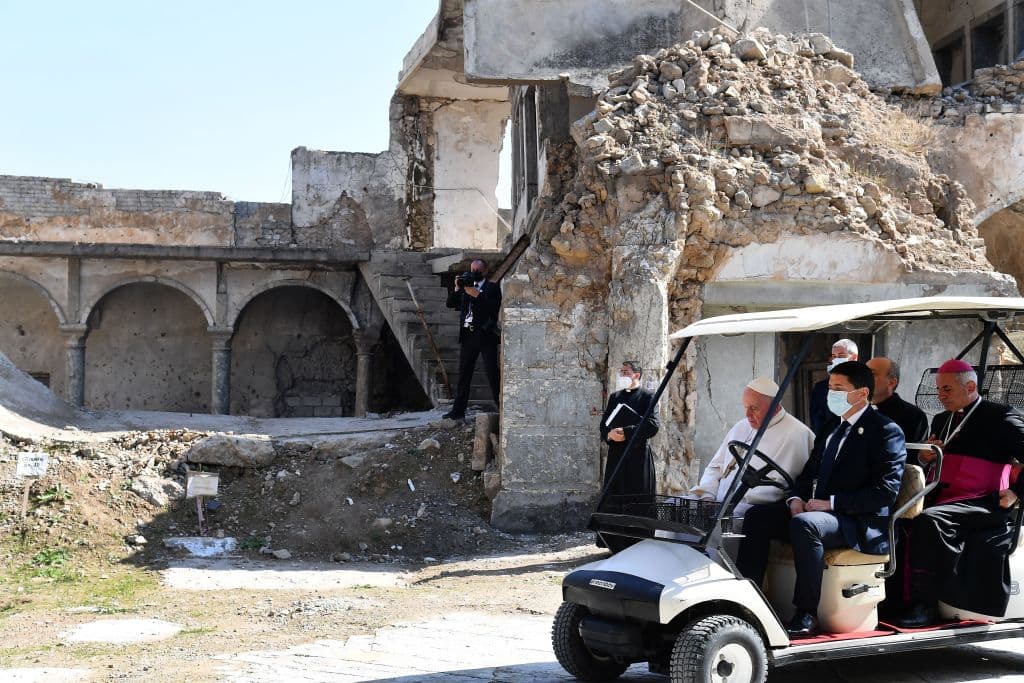 En un carrito de golf el papa pudo ver la magnitud del impacto de la guerra en las ruinas de una iglesia destrozada.