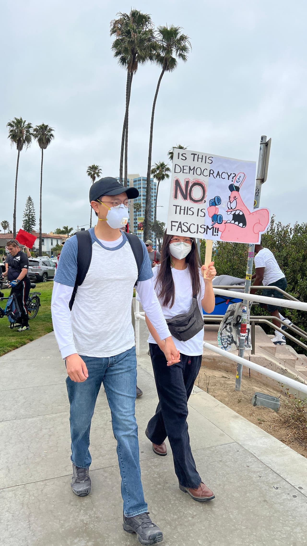 Las protestas se mantuvieron pacíficas hasta las 2:00 p.m., momento en que las autoridades reportaron solo detenciones menores por obstrucción de vía pública, sin mayores incidentes de violencia.