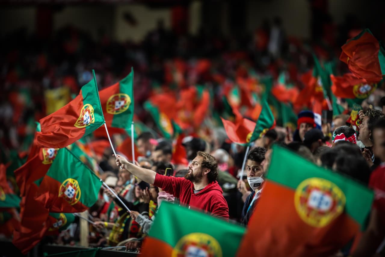 Serbia remonta y le saca el partido a Portugal empatan 2-1 durante la eliminatoria rumbo a Qatar 2022. Renato Sanches abrió el marcador al minuto 2' del encuentro para los locales, pero Dusan Tadic anotó el empate al 33 y Aleksandar Mitrovic le dio el boleto directo a los serbios al Mundial; el equipo de Cristiano va a repechaje.