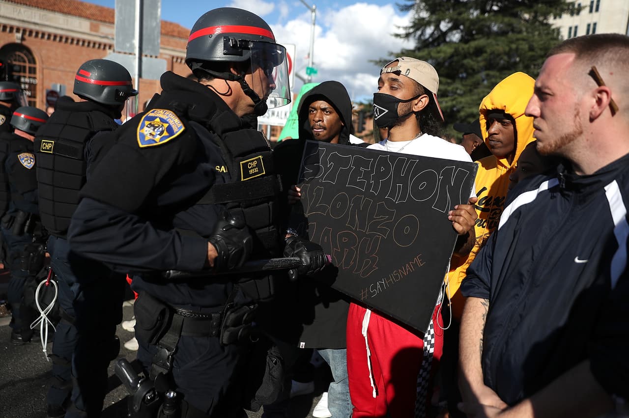 Stephon Alonzo Clark murió por 20 impactos de bala que le dispararon agentes de la Policía de Sacramento.