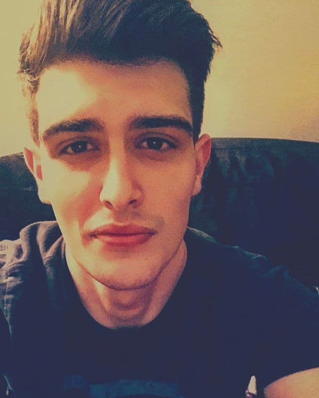 Sin embargo, ese comentarió no bastó y continúo contestando al fan, incluso borró las respuestas de Zemizol, según lo reportan otros seguidores de Adriel.