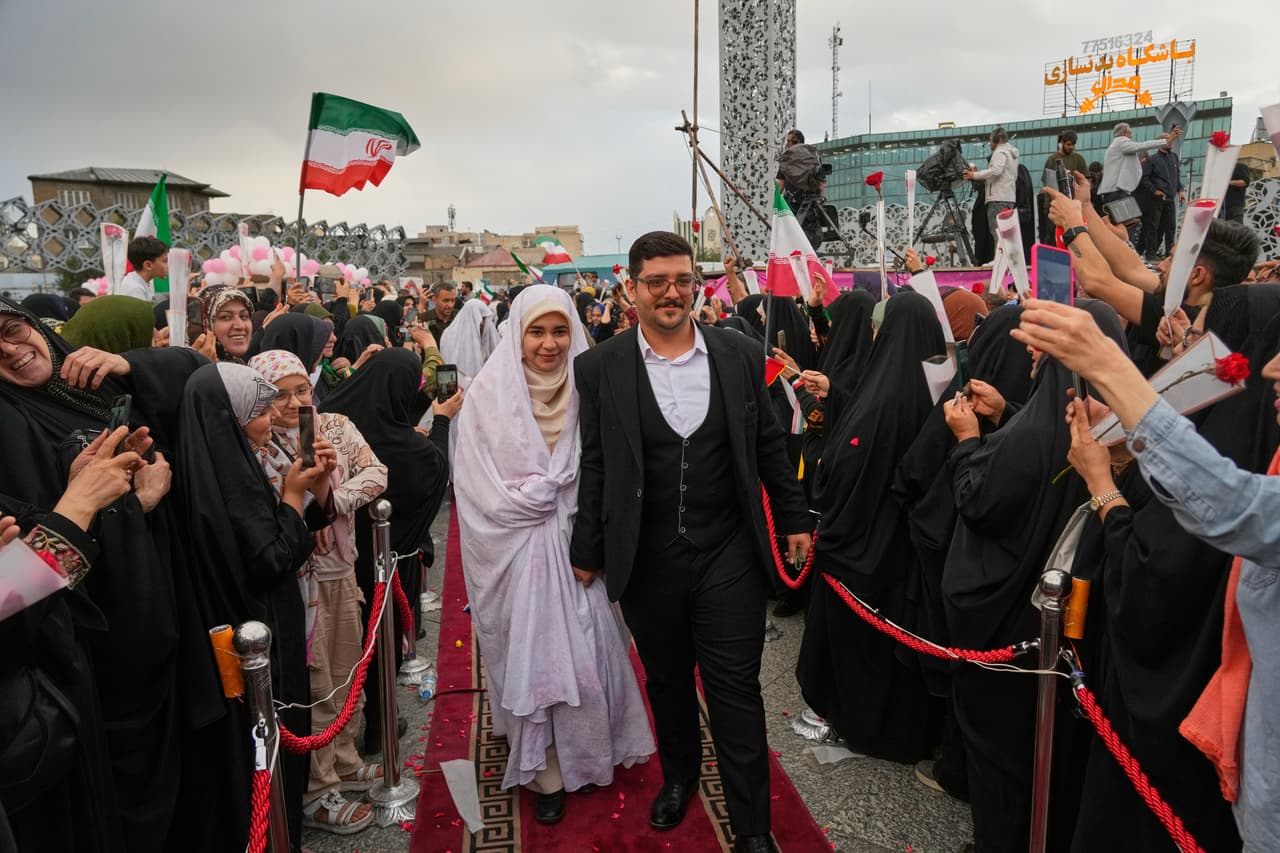 El lunes 18 de mayo, las autoridades iraníes celebraron sus bodas públicas masivas a todas las parejas que estuvieran inscritas en el programa "Janfada", en el cual declaran su disposición a sacrificar sus vidas en la guerra de Estados Unidos e Israel.