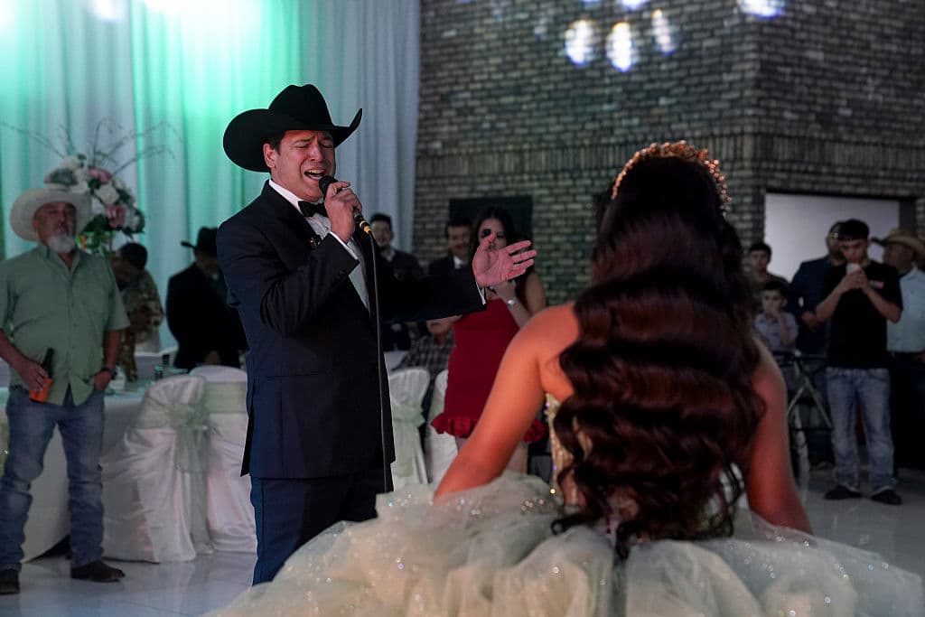 Bobby Pulido visita fiestas de quinceaños los fines de semana como parte de su campaña en el distrito 15 de Texas.