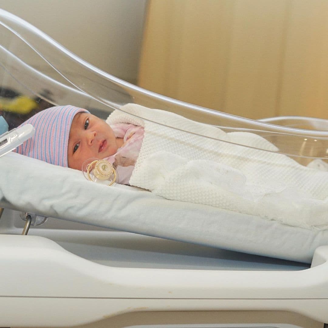 El pasado 22 de mayo, la pareja confirmó el nacimiento de su pequeña, Vida Isabelle.