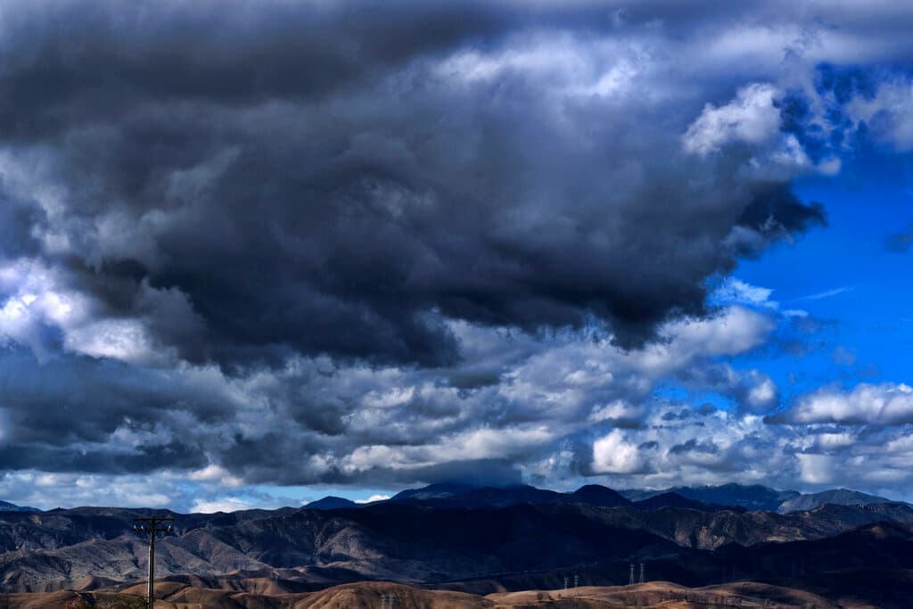 En las laderas y montañas, se estima la caida de 3 a 6 pulgadas de lluvia, con índices de 0.50 a 1 pulgada por hora.