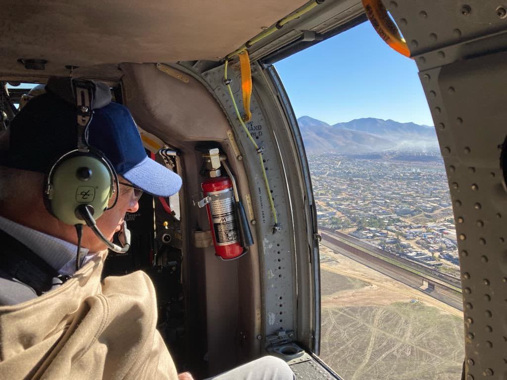 Acompañado de Chris Clem jefe de la Patrulla en el sector de Yuma, el embajador Ken Salazar sobrevolóla frontera entre Estados Unidos y México. Durante la reunión discutieron acciones "de sentido común" que se pueden implementar con México para prevenir el tráfico de personas, proteger a los migrantes y mantener segura la frontera.