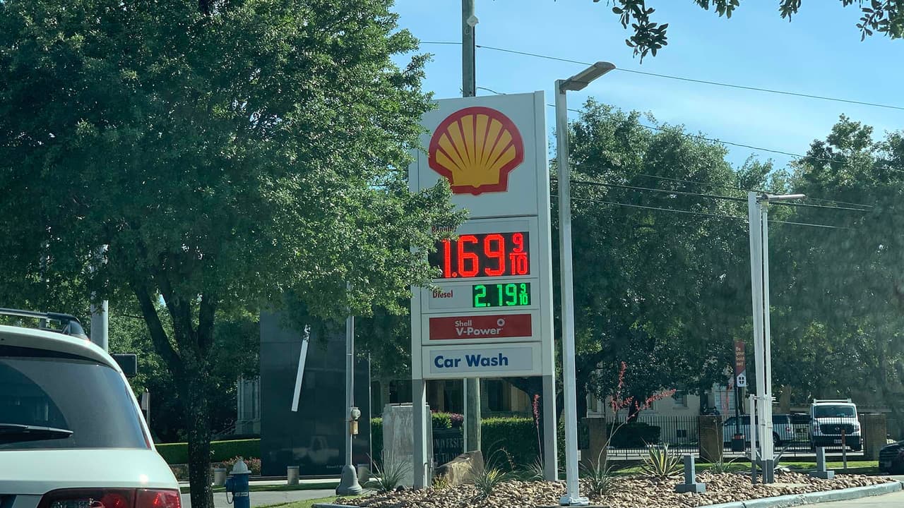 En fecha reciente, la Organización de Países Exportadores de Petróleo (OPEP), dirigida por Arabia Saudita, anunció recortes históricos en la producción mundial de crudo: casi 10 millones de barriles por día en mayo y junio.