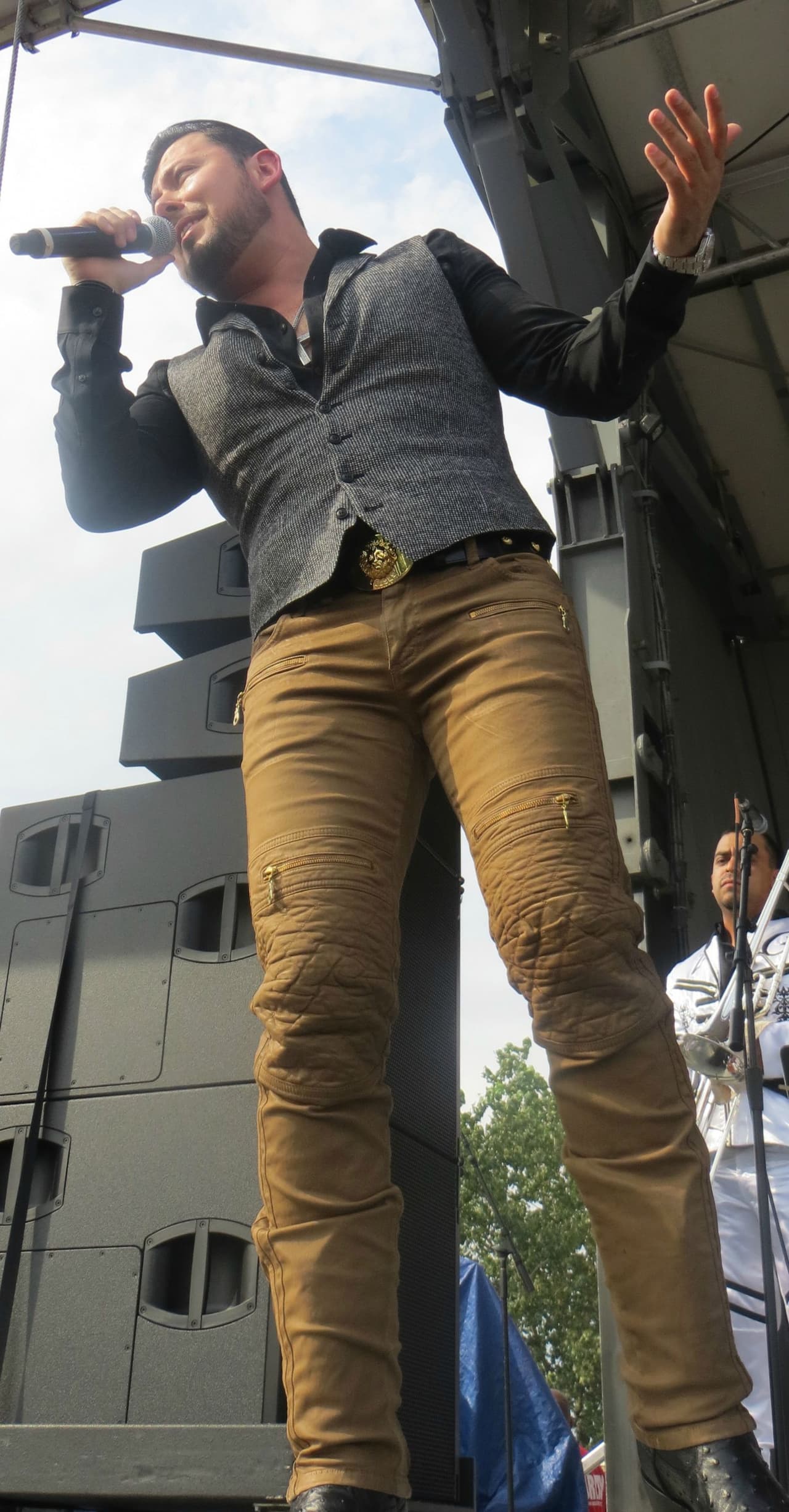 El guapísimo de Roberto Tapia levantó suspiros en Fiestas Patrias 2015 y las fans no pararon de corear sus canciones. Mira la galería de fotos.