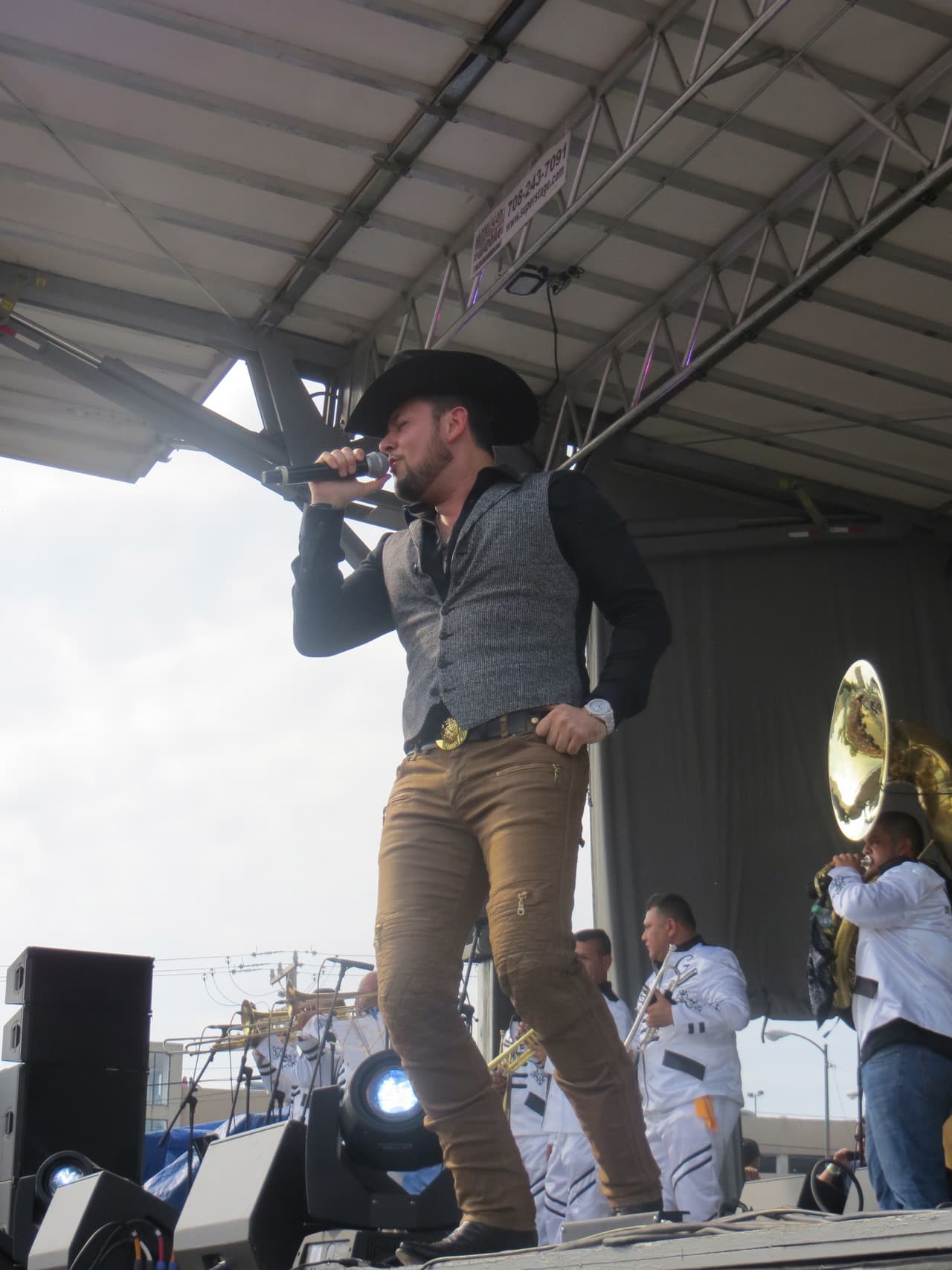 El guapísimo de Roberto Tapia levantó suspiros en Fiestas Patrias 2015 y las fans no pararon de corear sus canciones. Mira la galería de fotos.