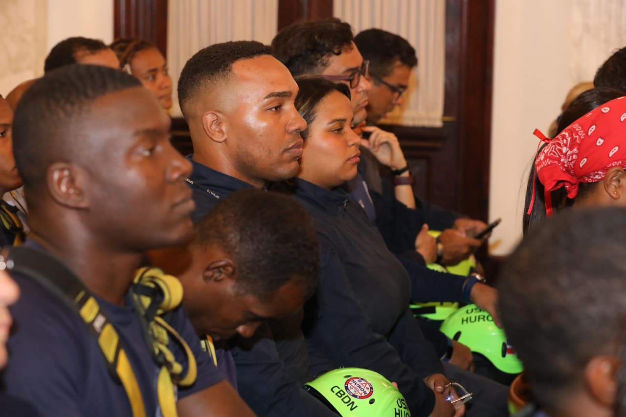 Durante la ceremonia, se realizó un minuto de silencio en memoria de las víctimas, y el presidente expresó sus condolencias a las familias afectadas por la pérdida de sus seres queridos.