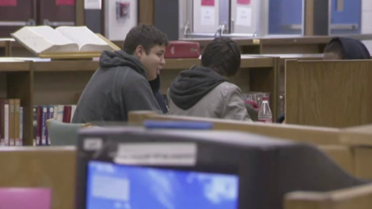 El oficial Robles exhorta a los estudiantes a que confíen en que el personal de la escuela como los maestros, que van a actuar correctamente en caso de un reporte de armas.