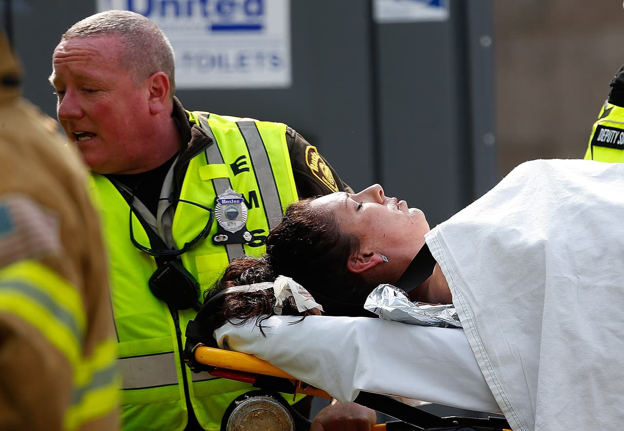 Durante un paro cardiaco, el corazón deja de latir súbitamente: se pierde el conocimiento. Un infarto, en cambio, está relacionado con un coágulo que bloquea el suministro de sangre al corazón. Va acompañado de dolores agudos y no se pierde la conciencia. Un infarto puede provocar un paro cardiaco.