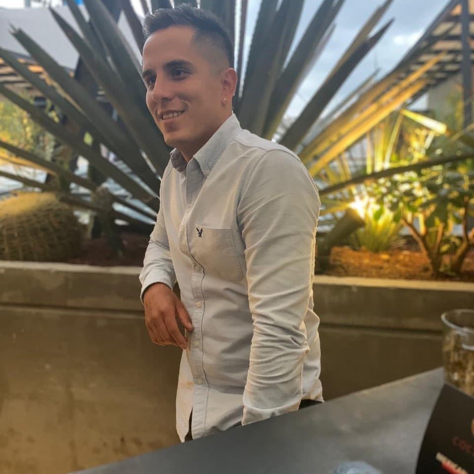 En cuanto a las razones, una indica que
<b>Brian</b> se relacionó con dos ‘mujeres prohibidas’, parejas de miembros de la banda.