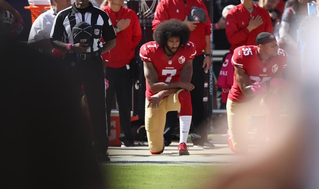 En caso de no regresar a al NFL, esta será de las últimas imágenes de Colin Kaepernick en un campo de juego en la NFL.