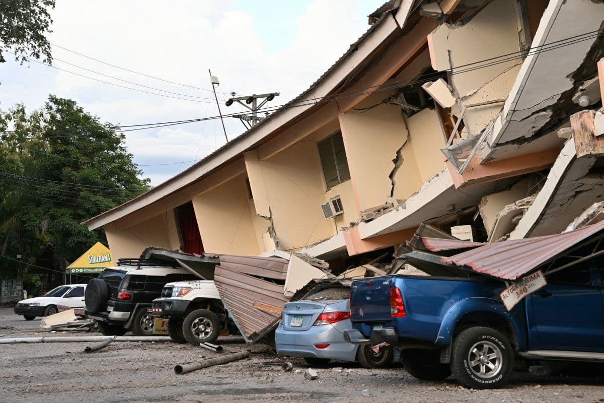 Esta imagen muestra un edificio derrumbado y coches dañados tras el terremoto de magnitud 7,6 que azotó el país, en Penonomé, Panamá, el 9 de octubre de 2026.