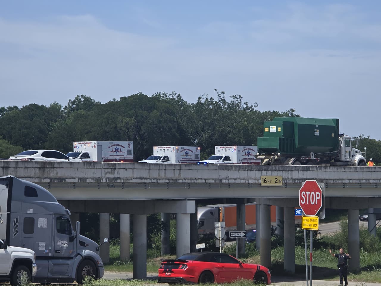Los lesionados, reportados con heridas que ponen en riesgo su vida, fueron trasladados a hospitales cercanos.