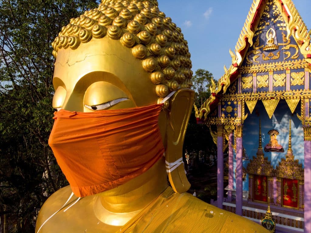 El Buda gigante con mascarilla está situado en el templo Wat Nithet Rat Pradit en las afueras de Bangkok, capital de Tailandia.