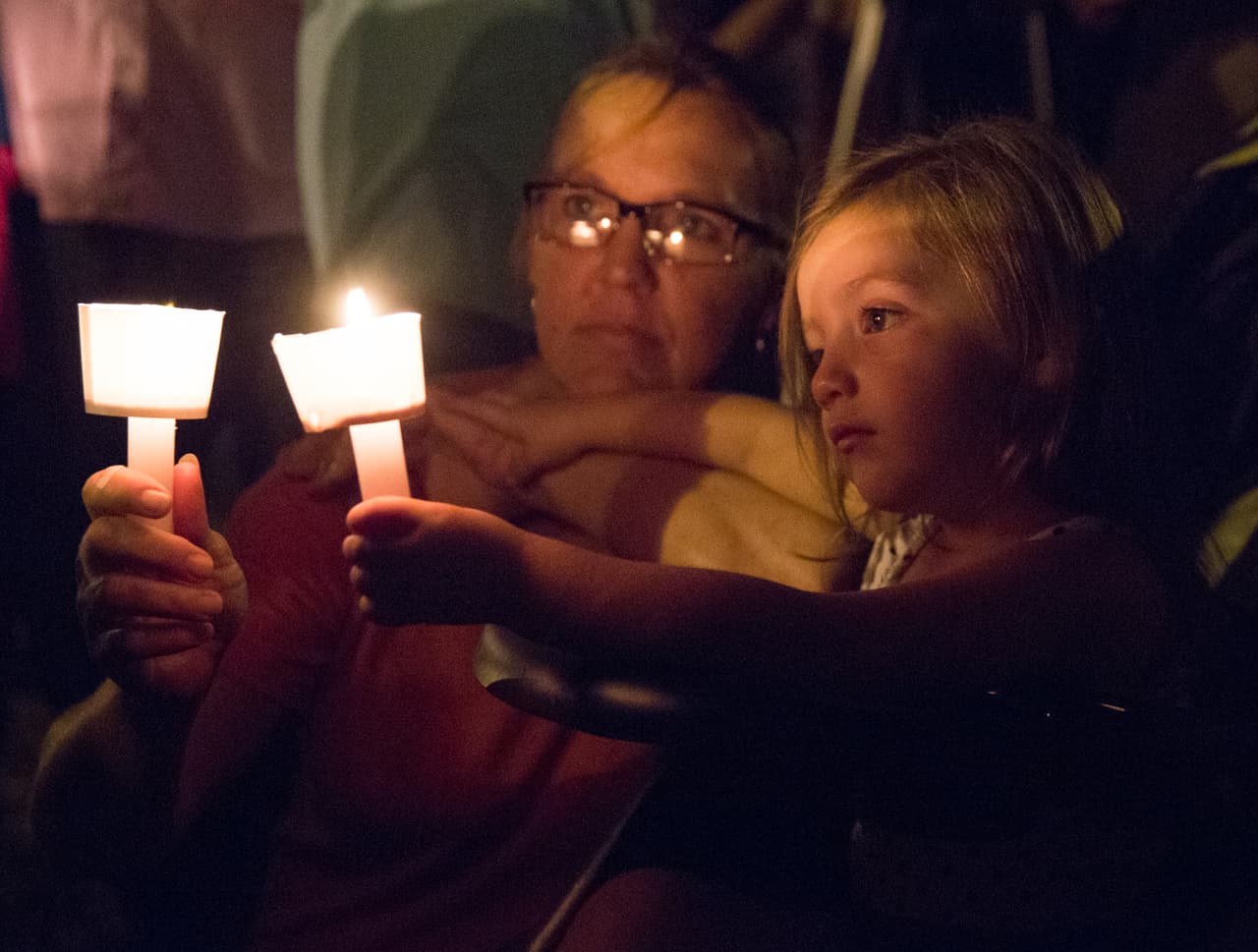 Varias personas encendieron velas a las afueras de la iglesia First Baptist Church en solidaridad con las familias de las 26 víctimas del tiroteo de Texas.