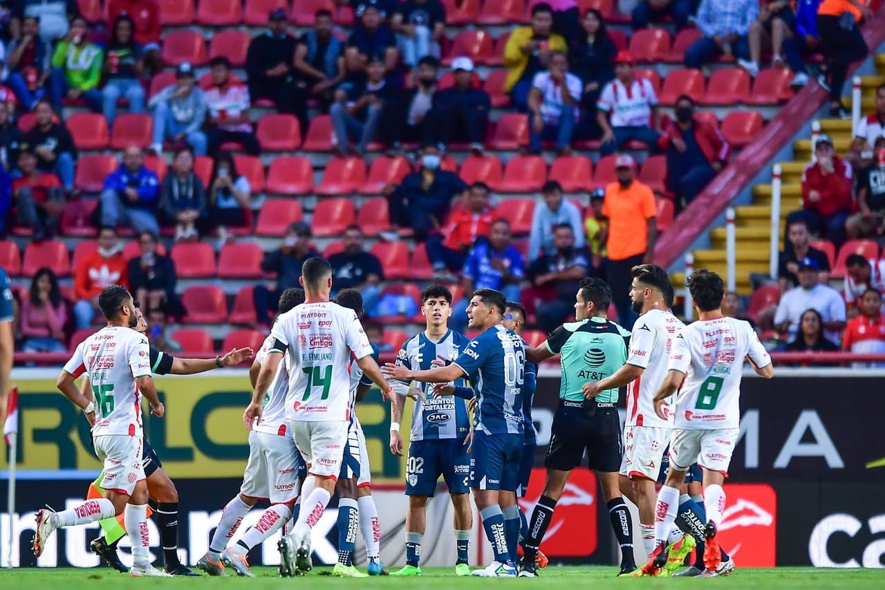 Necaxa toma rumbo en el Apertura 2022 y ahora le pegó a un Pachuca que ya suma tres partidos sin ganar en una descarga eléctrica que le vale para tres puntos muy importantes en el torneo gracias a los goles de Garnica y Giménez.