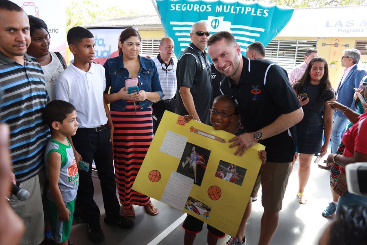 El armador boricua de los Mavericks de Dallas y miembro de la Selección Nacional de baloncetso inauguró una cancha en San Juan.
