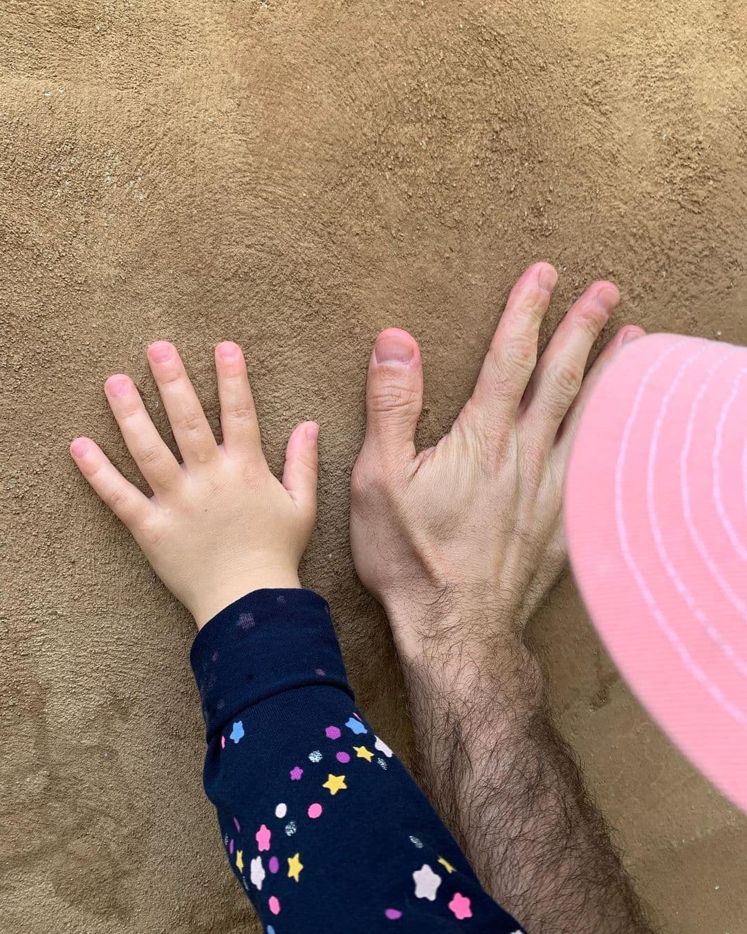 La última foto que compartió en su cuenta de Instagram fue a finales de mayo. Esa imagen la acompañó con etiquetas como "recuerdos", "tiempo de calidad", "paternidad", por mencionar algunas.