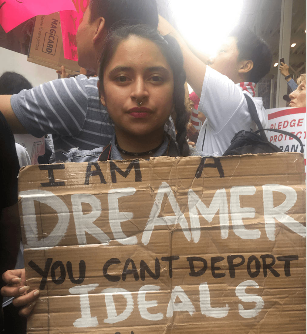 Gloria Mendoza llegó a Estados Unidos cuando tenía nueve años. Asegura que no quiere irse del país porque es el único que conoce.