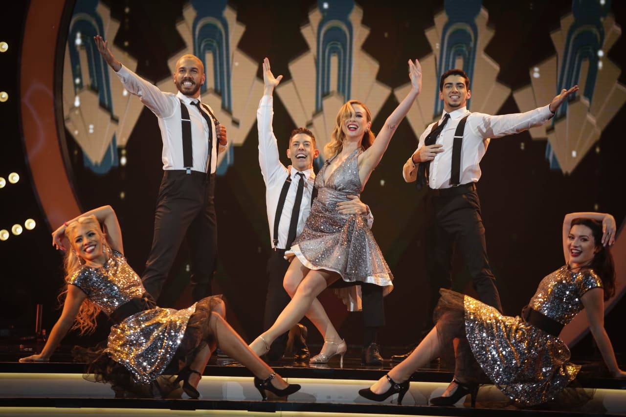 Lastra incluyó el tema principal de 'Velvet' y lo bailó acompañado de su compañera en la serie, Marta Hazas, provocando la euforia de los presentes.