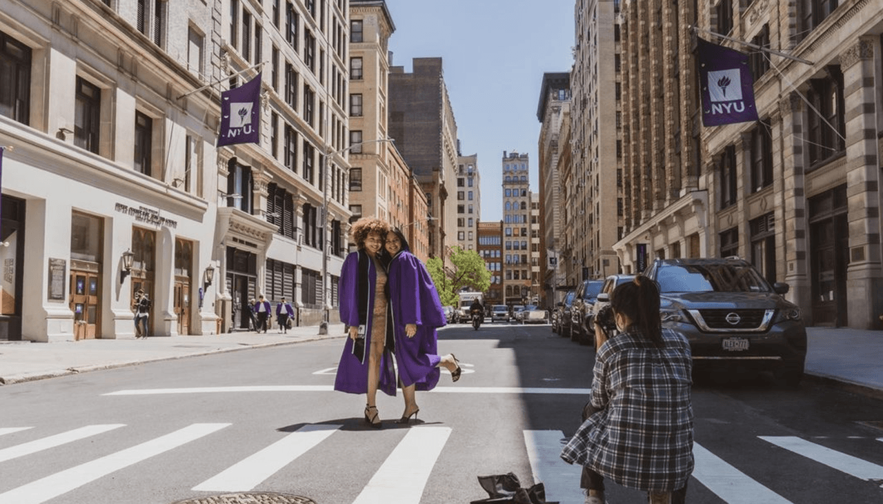 En la posición 28 está la
<a href="https://www.instagram.com/nyuniversity/?hl=en" target="_blank">Universidad de Nueva York</a> es una institución privada que se fundó en 1831. Tiene 27,444 estudiantes, quienes pagan alrededor de $56,500 por la matrícula.
<b>Entre sus exalumnos famosos está Alec Baldwin y Lady Gaga. </b>