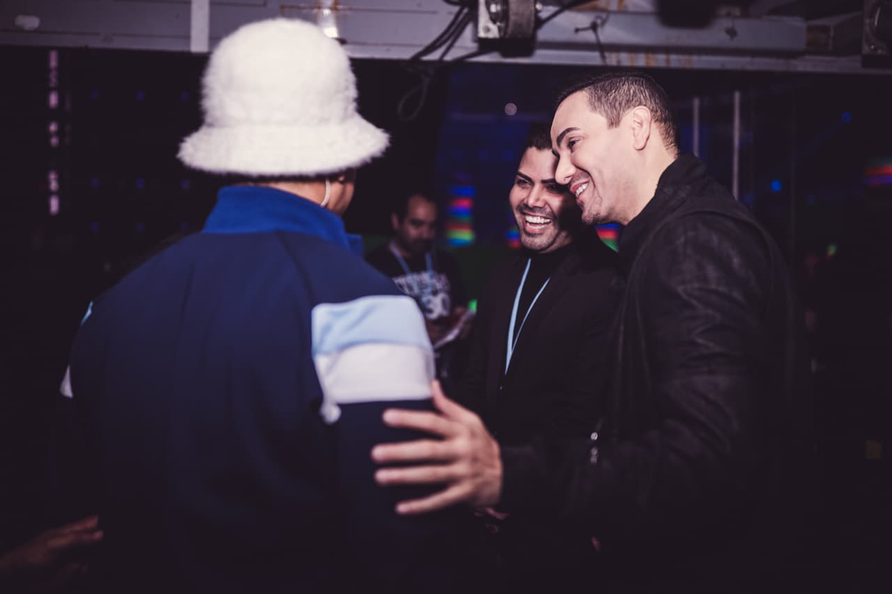 Luis Enrique y Daddy Yankee compartieron en el backstage.