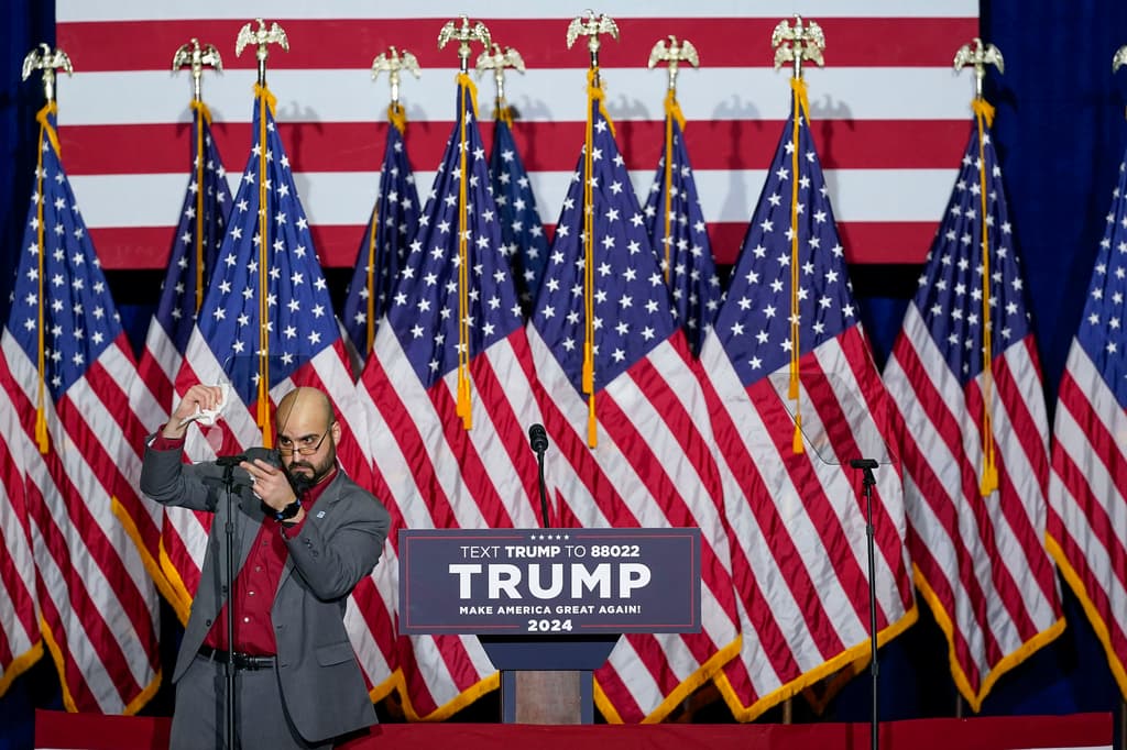 Condenan a exoperador de teleprompter de la Casa Blanca a entregar ganancias y pagar una multa por uso de información privilegiada