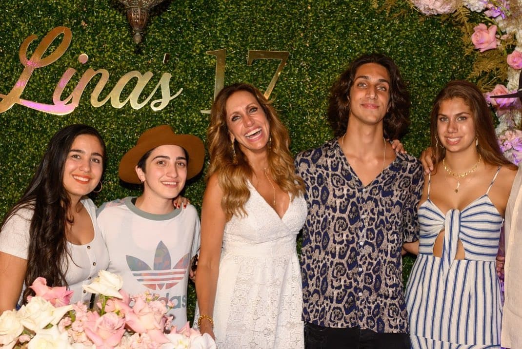 Con motivo de los 17 años de su hija Lina, puso el
<b><a href="https://www.univision.com/shows/el-gordo-y-la-flaca/lili-estefan-es-una-mama-cool-que-no-tiene-reparos-en-felicitar-publicamente-al-novio-de-su-hija-fotos">ambiente en la fiesta</a></b> de cumpleaños que le organizó con familiares y amigos.