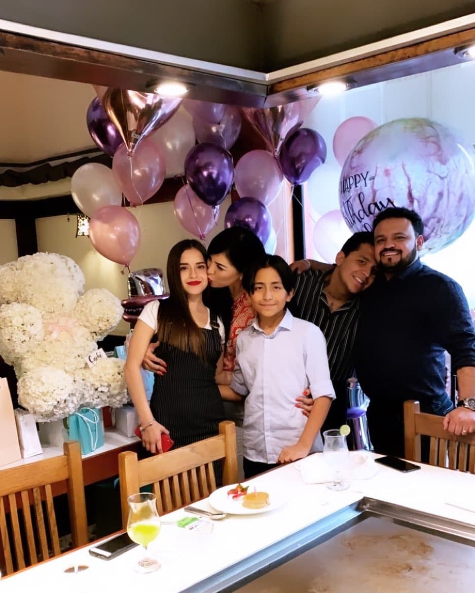 Sin embargo, recientemente también reveló que a la mamá y hermana de Christian Nodal han pasado por su consultorio.