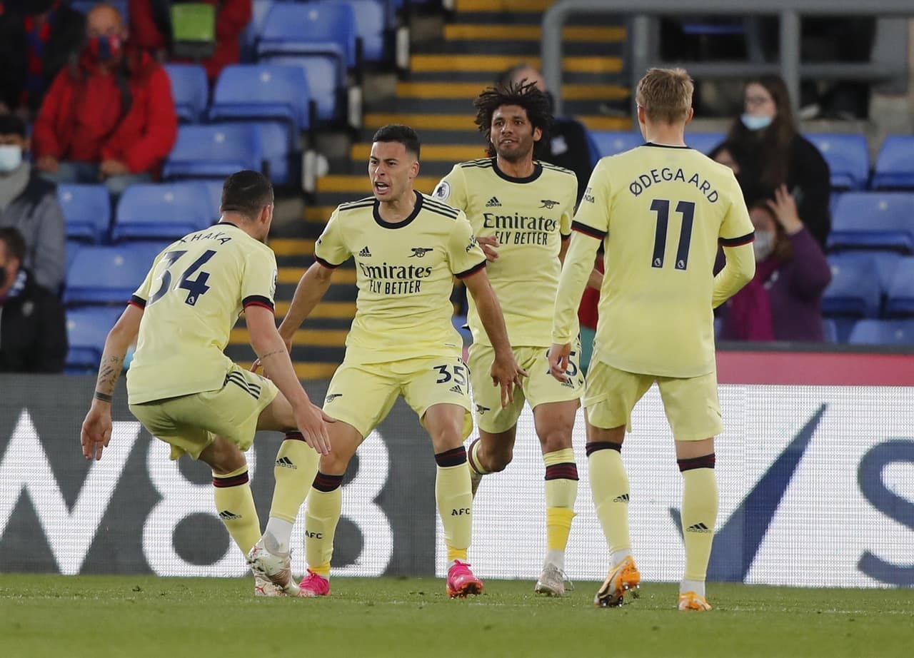 El Arsenal se impone como visitante al Crystal Palace 3-1 y los Gunners están a un punto de la clasificación de puestos europeos. Pepe y Martinelli descontaron para la visita, mientras que para los locales fue Benteke el que anotó el tanto en solitario.