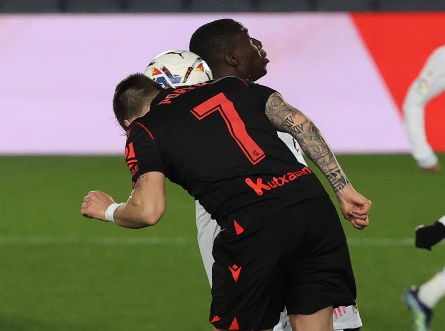 Real Madrid logra hacer empate ante la Real Sociedad y quedar 1-1. Los Txuri-urdines se pusieron arriba al minuto 55 con gol de Portu, pero fue ya al filo del partido, en el minuto 89, cuando Vinicius le dio al cuadro merengue un respiro e igualó el marcador para repartirse puntos en el cierre de la Jornada 25 de LaLiga.