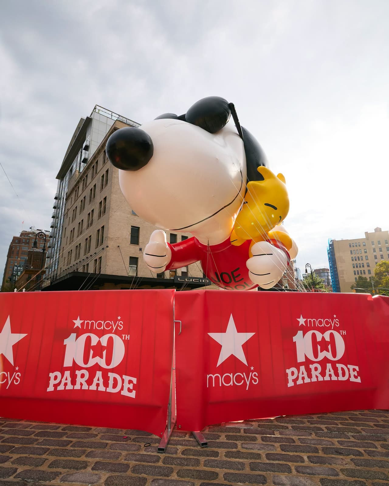 Macy’s presentó el miércoles en Gansevoort Plaza, Manhattan, el nuevo globo de Snoopy que participará en el centenario del Desfile del Día de Acción de Gracias de 2026.
