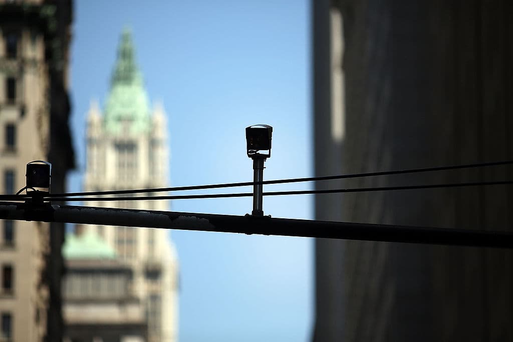 "Ha habido una flagrante falta de información sobre el uso del software de reconocimiento facial por parte de la policía de Nueva York, lo que hace imposible que los neoyorquinos sepan si su rostro está siendo rastreado en la ciudad y cuándo", afirma Matt Mahmoudi en el reporte.