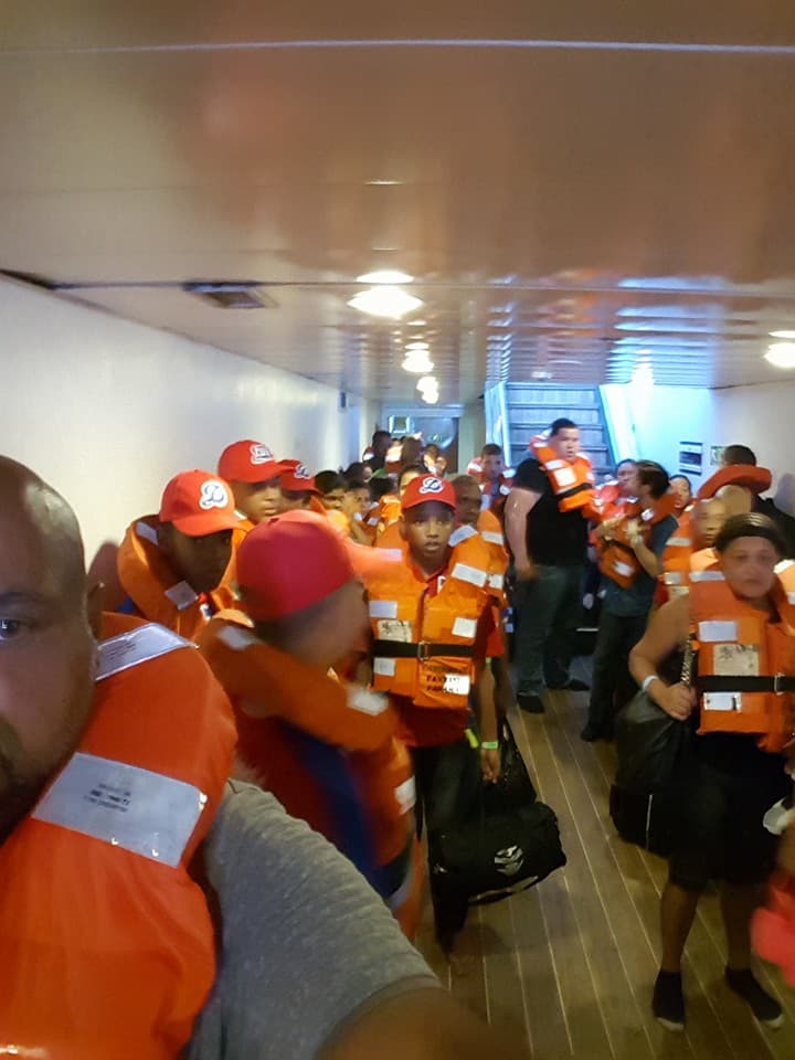 En medio del desalojo del ferry que se incendió la mañana del miércoles rumbo a Puerto Rico, uno de los pasajeros identificado como Anthony Americano compartió varias fotos y pidió oraciones. "Pido oración para todos los que estamos montados en el ferry. Que se está quemando y estamos esperando que vengan o nos monten en los barcos salvavidas. Dios tenga misericordia de nosotros", publicó en su cuenta de Facebook.