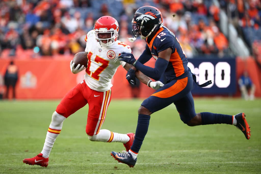 Los Chiefs vienen de atrás para vencer 28-24 a los Denver Broncos y aseguran su liderato de la Conferencia Nacional.