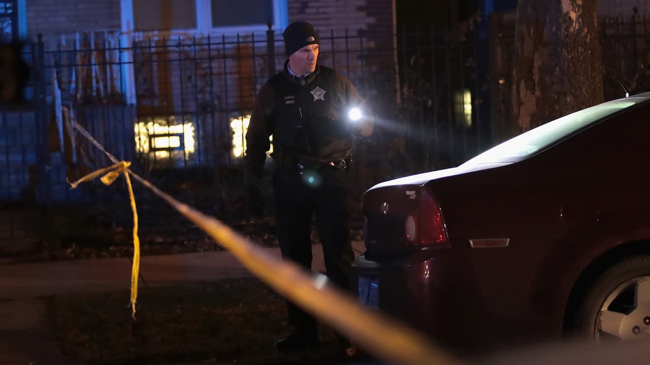 Balean y asesinan a una mujer que estaba sentada en un vehículo en el suroeste de Chicago