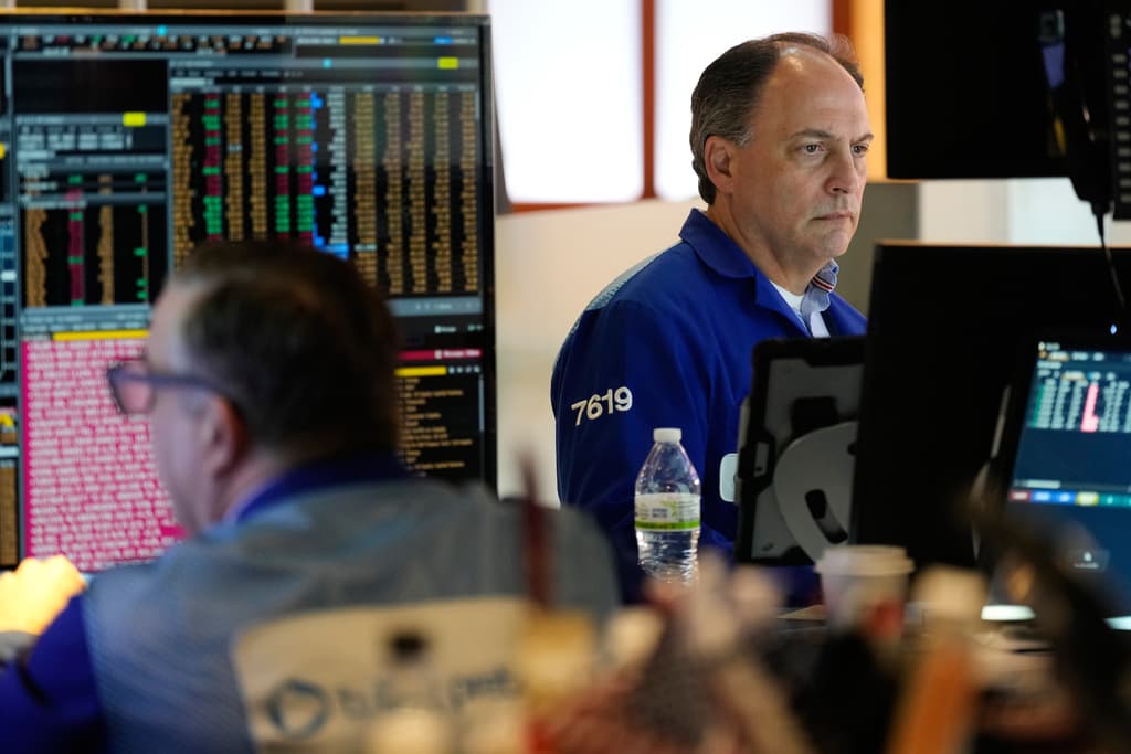 Wall Street castiga a empresas rezagadas en IA y hunde las acciones: ¿Qué índices tuvieron un jueves negro?