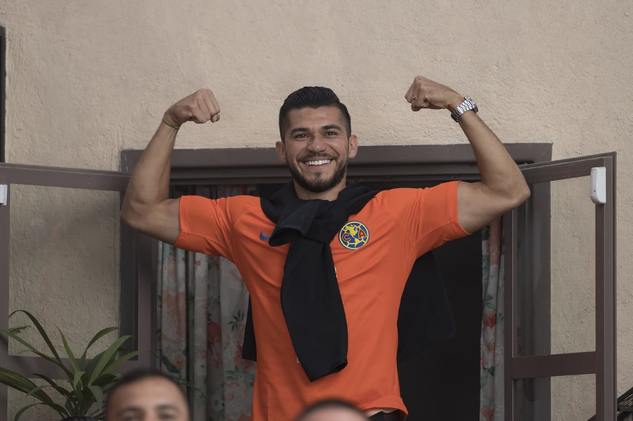 El delantero de las Águilas, Henry Martín, pasándola muy bien, como se puede apreciar.