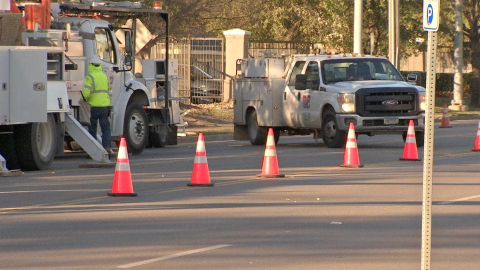 El área fue cerrada a la circulación de vehículos para los trabajos de las cuadrillas de electricidad.
