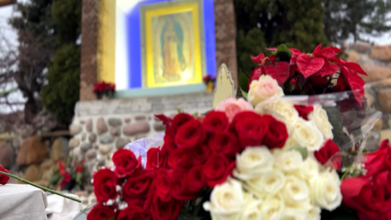 Al llegar, la cabalgata le deja rosas a la Virgen de Guadalupe.