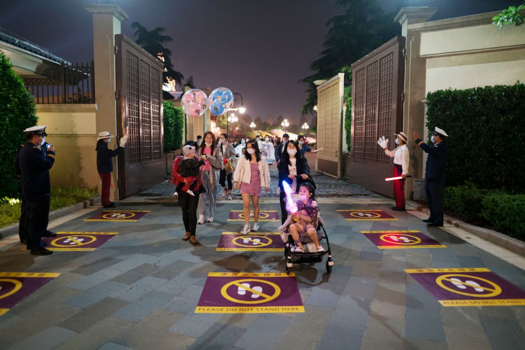 Shanghai Disneyland ha reabierto sus puertas tras meses de cierre, ofreciendo un modelo que podría servir para que otros lugares de entretenimiento masivo de todo el mundo abran sus puertas durante la pandemia.