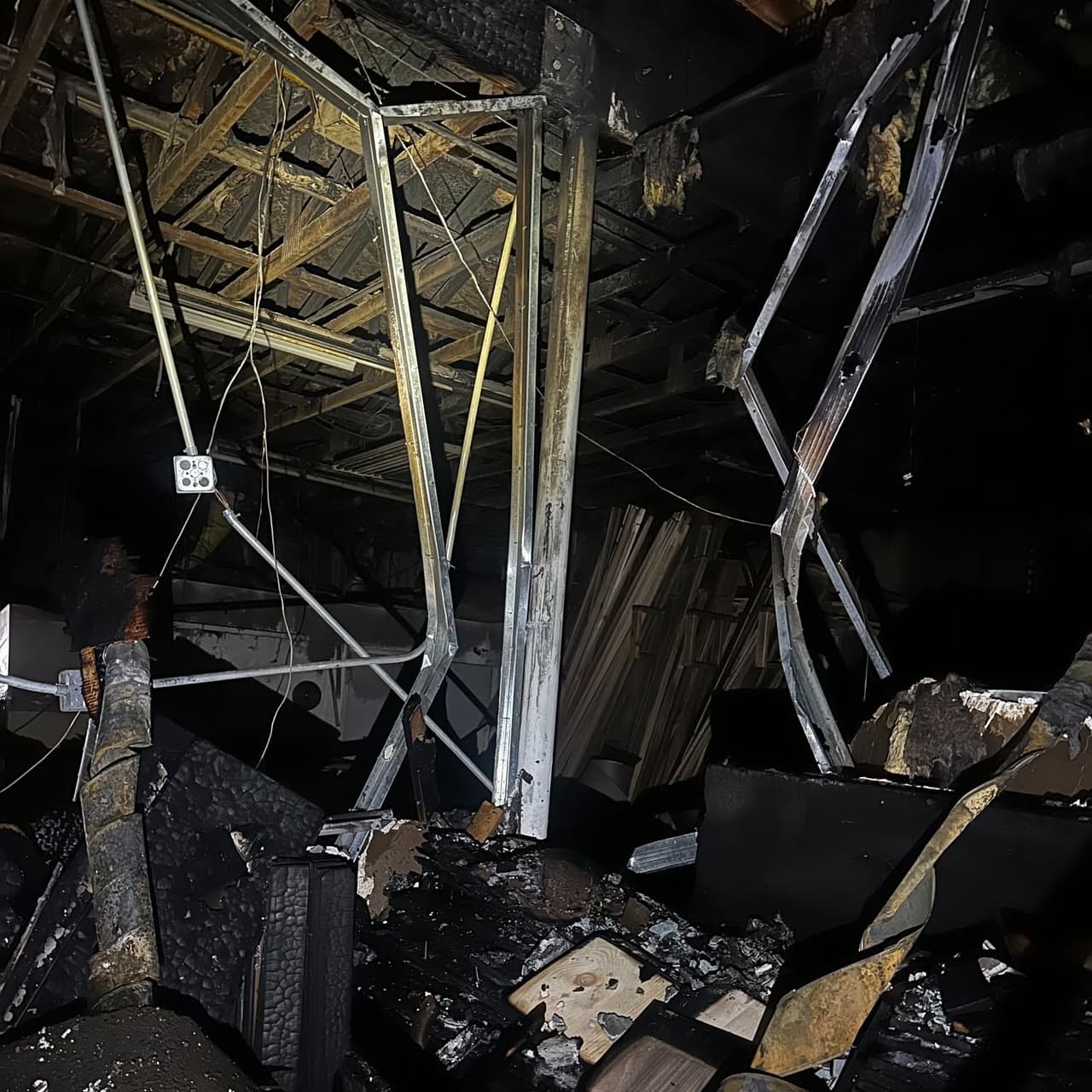 El fuego dejó el local
<b>reducido a escombros</b>.