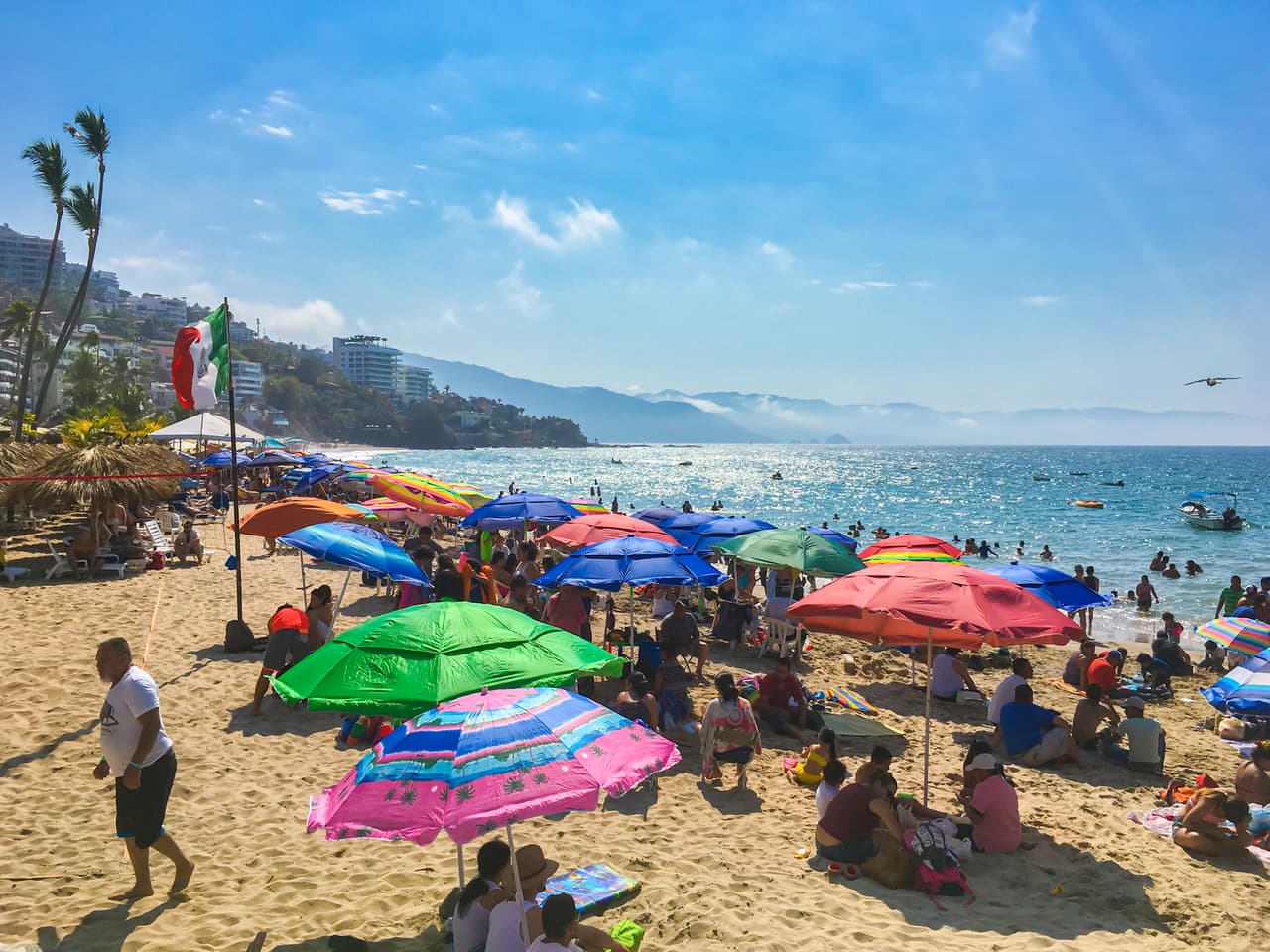 <b>Puesto 11. Puerto Vallarta</b>.
<br>
<br>Esta ciudad atrae a los vacacionistas en busca de excelentes playas y auténtica cocina regional. Está ubicada a lo largo de la Bahía de Banderas, en la costa de Jalisco, y su lugares emblemáticos como Los Arcos y la Iglesia de Nuestra Señora de Guadalupe lo distinguen de otros centros turísticos más convencionales.
<br>
<br>Los visitantes pueden realizar un tour de avistamiento de ballenas o participar en degustaciones de tequila.