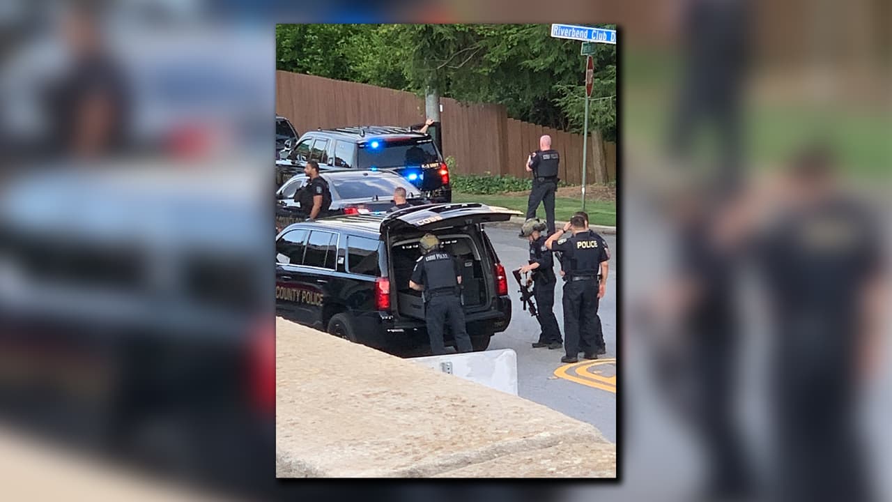 Oficiales del Departmento de Policía del Condado de Cobb cierran los accesos a Powers Ferry Road y Riverbend Club Drive luego del enfrentamiento donde murió Martín Humberto Sánchez Fregoso, luego de presuntamente robar un carro.