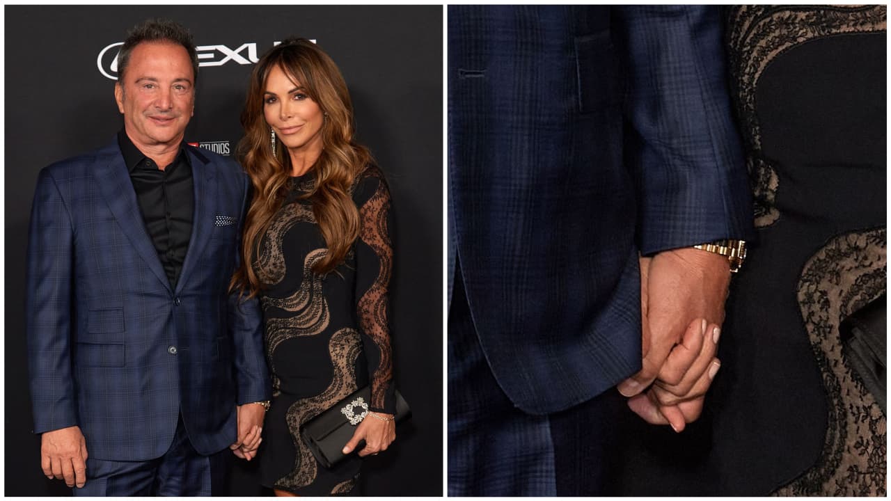 Louis D'Esposito y su acompañante en el estreno de la película 'Eternals'.