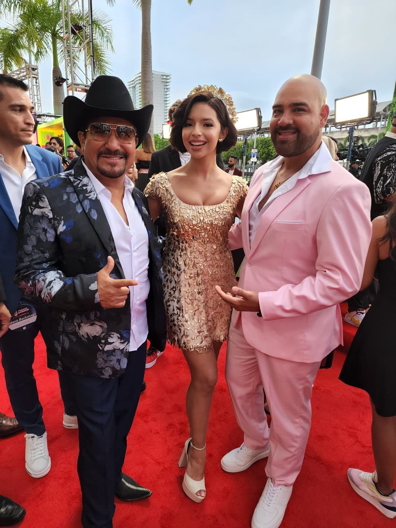 Por su parte, El Feo y El Pel贸n no dejaron pasar la oprtunidad de saludar a 'La Princesa del Regional Mexicano', 脕ngela Aguilar, y felicitarla por sus nominaciones (sin olvidar la foto del recuerdo).