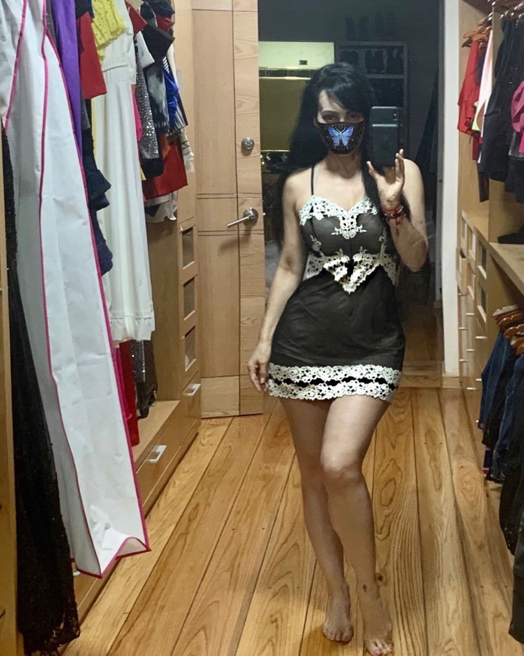 De día o de noche, Maribel Guardia no pierde una gota de sensualidad a sus 61 años.